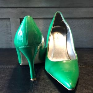 Green patent leather pumps